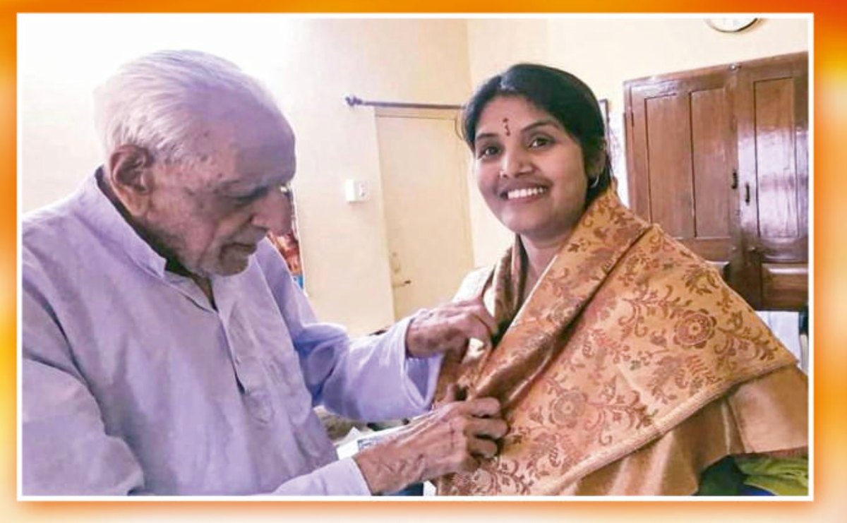 Dr. Pavithra being felicitated by senior freedom fighter H.S. Doreswami