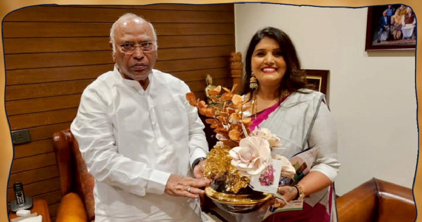 Dr. Pavithra greeting Shri Mallikarjun Kharge