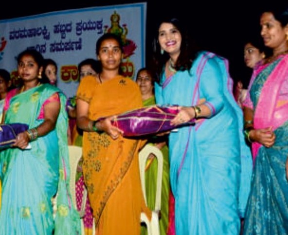 Dr. Pavithra presenting baagina to women at a Foundation programme